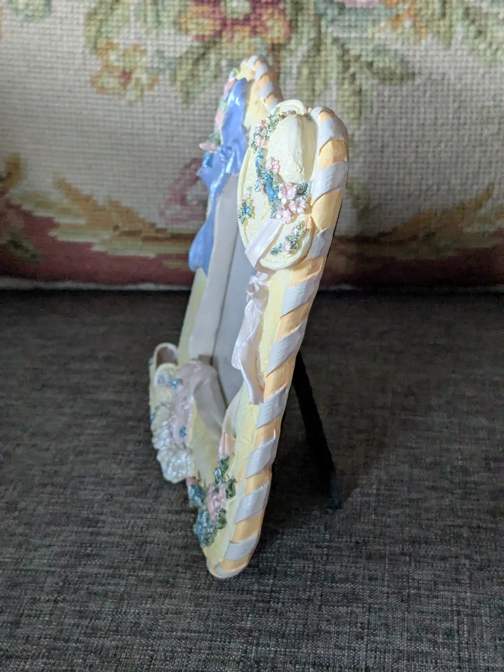 Decorative Vintage Floral Ribbon Picture Frame